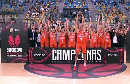 Equipo de basquet femenino del Valencia celebrando la supercopa